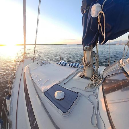 Bed & Boat Brezza Del Mare Hotel Viareggio Ngoại thất bức ảnh