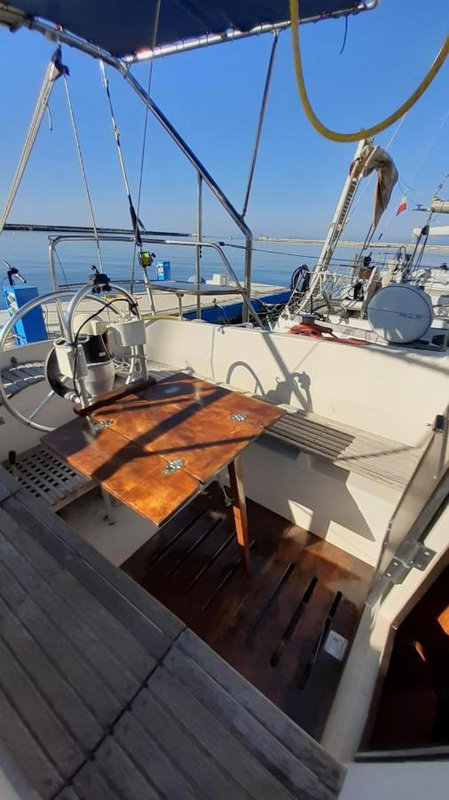 Bed & Boat Brezza Del Mare Hotel Viareggio Ngoại thất bức ảnh
