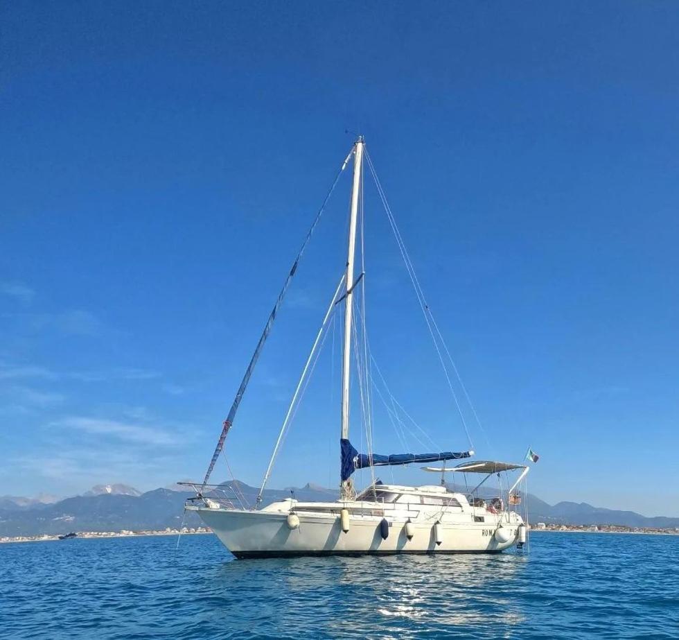 Bed & Boat Brezza Del Mare Hotel Viareggio Ngoại thất bức ảnh