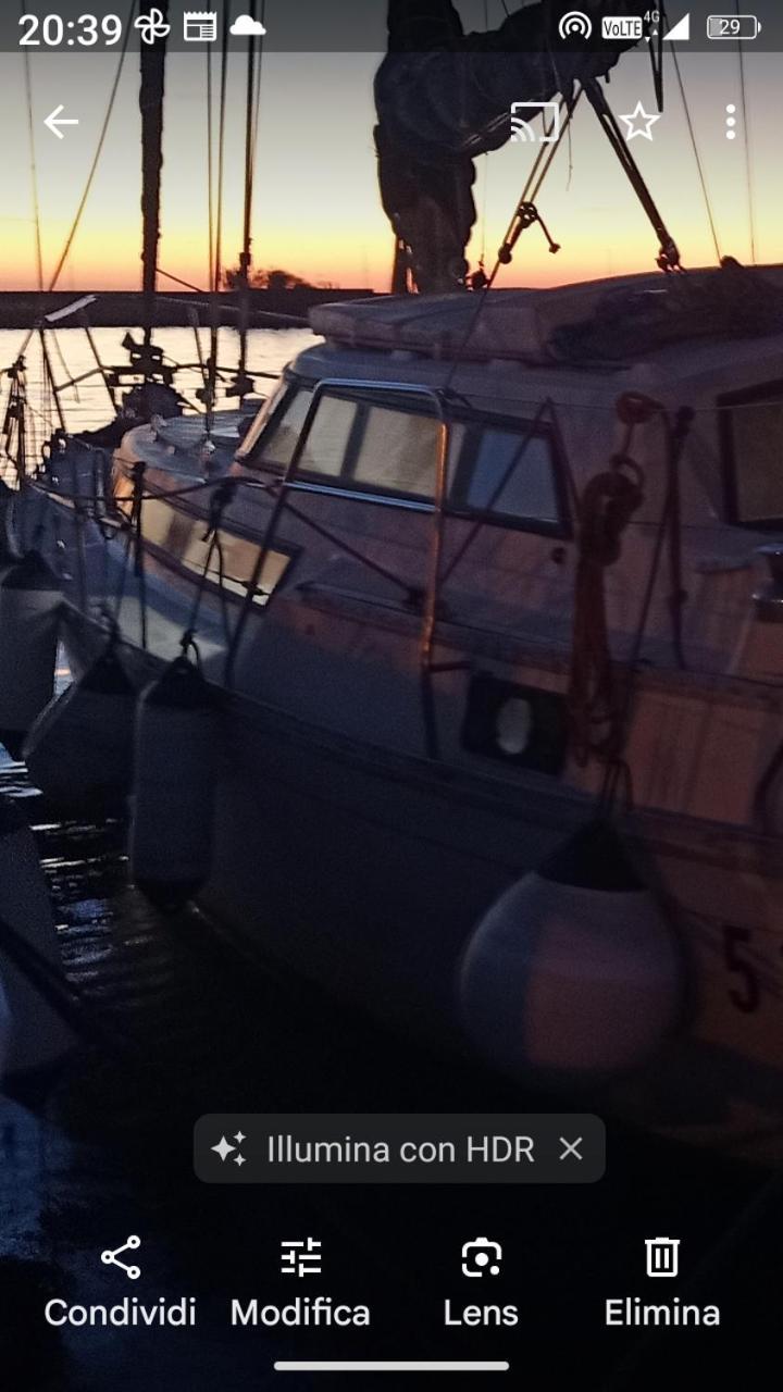 Bed & Boat Brezza Del Mare Hotel Viareggio Ngoại thất bức ảnh